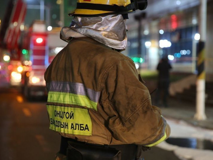 Онцгой байдлын алба хаагчид есөн иргэний амь насыг аварч, 32 иргэнийг утаажилтын бүсээс гаргажээ